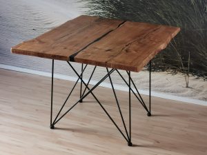 Tisch aus Eichendielen mit Baumkante (mit schwarzem Epoxydharz-Verbund)